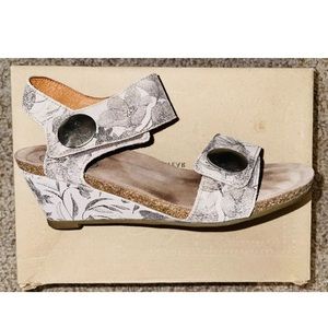 Taos Carousel 2 Stone Floral Wedge Sandal Size 40 9.5, like new